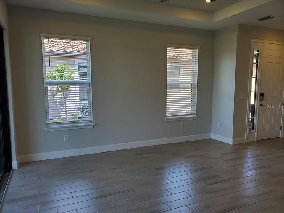 出租: $3,300 (2 贝兹, 2 浴室, 1558 平方英尺)