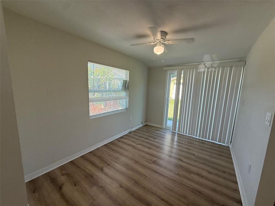 For Sale: $247,000 (2 beds, 1 baths, 972 Square Feet)