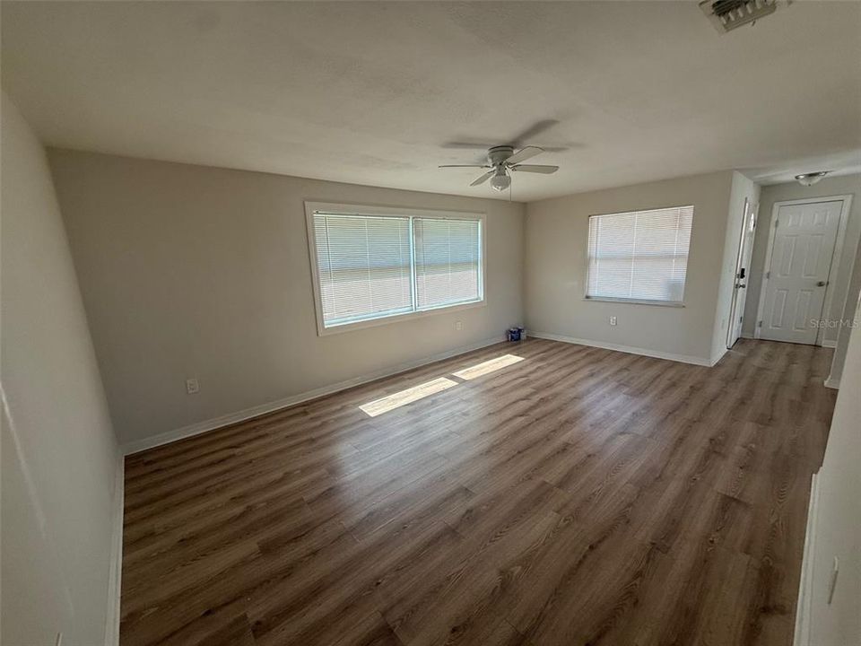 For Sale: $247,000 (2 beds, 1 baths, 972 Square Feet)