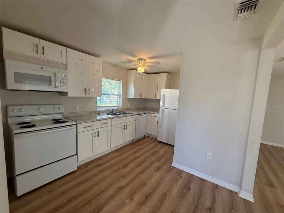 For Sale: $247,000 (2 beds, 1 baths, 972 Square Feet)