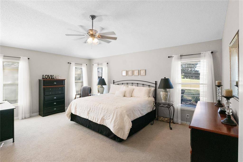 На продажу: $699,900 (3 спален, 2 ванн, 2021 Квадратных фут)