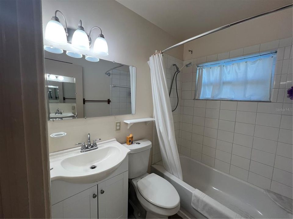 For Sale: $200,000 (3 beds, 1 baths, 1064 Square Feet)