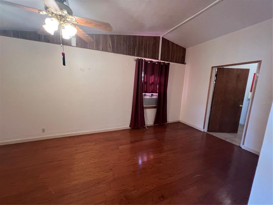 For Sale: $200,000 (3 beds, 1 baths, 1064 Square Feet)