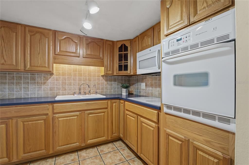 待售: $89,900 (1 贝兹, 1 浴室, 825 平方英尺)