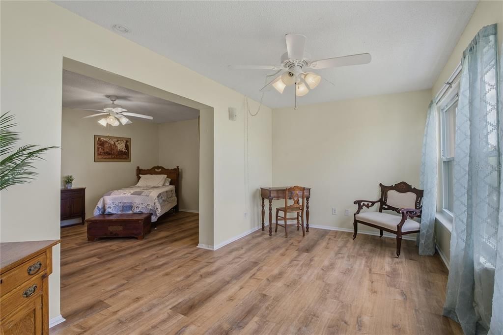 待售: $89,900 (1 贝兹, 1 浴室, 825 平方英尺)