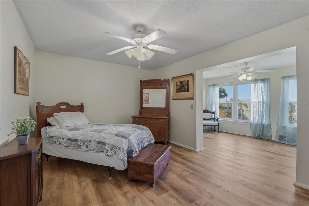 待售: $89,900 (1 贝兹, 1 浴室, 825 平方英尺)