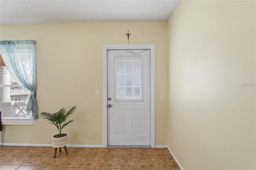 待售: $89,900 (1 贝兹, 1 浴室, 825 平方英尺)