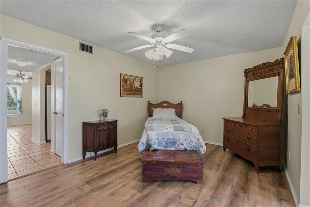 待售: $89,900 (1 贝兹, 1 浴室, 825 平方英尺)