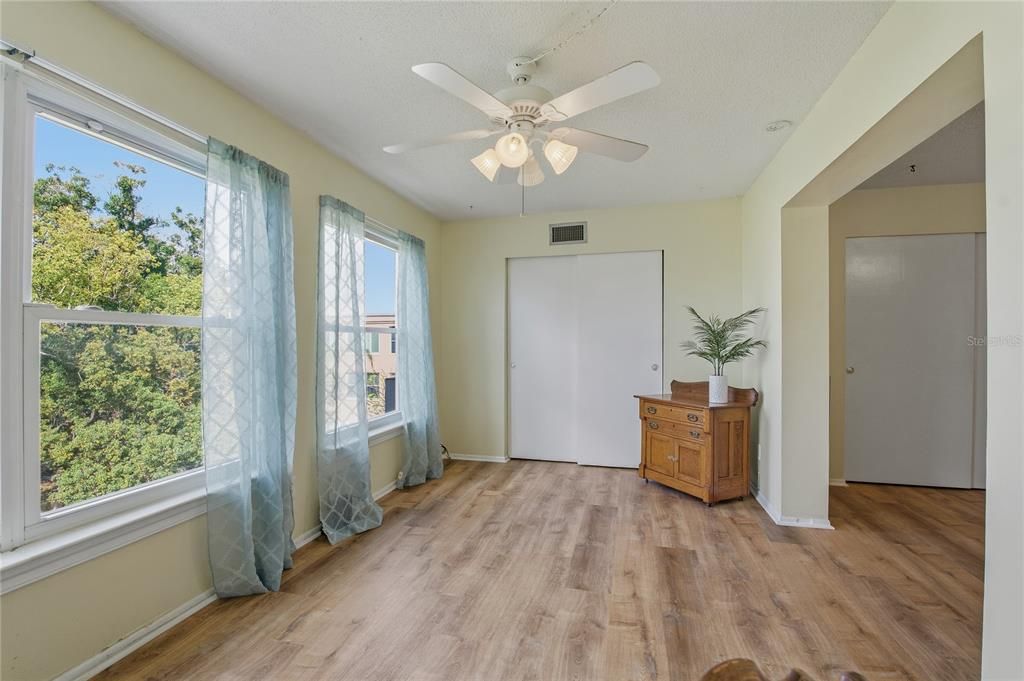 待售: $89,900 (1 贝兹, 1 浴室, 825 平方英尺)