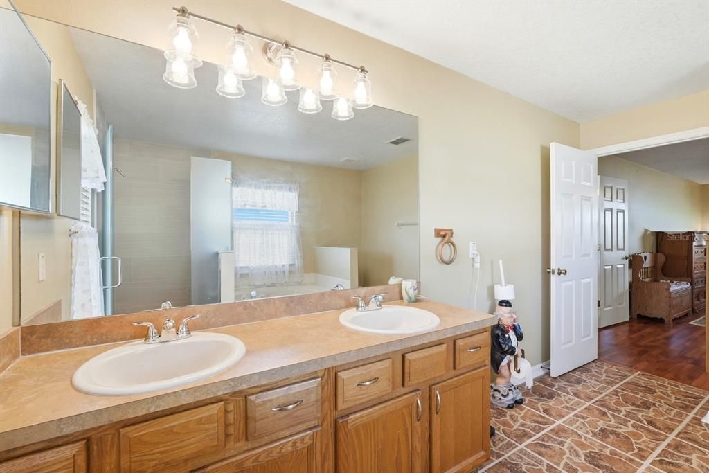 For Sale: $340,000 (3 beds, 2 baths, 2006 Square Feet)