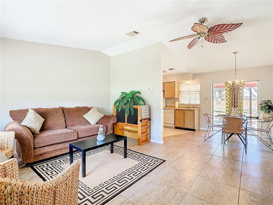 Под контрактом: $169,900 (2 спален, 1 ванн, 759 Квадратных фут)