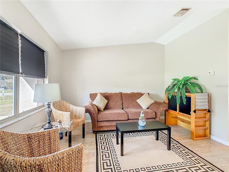 Под контрактом: $169,900 (2 спален, 1 ванн, 759 Квадратных фут)