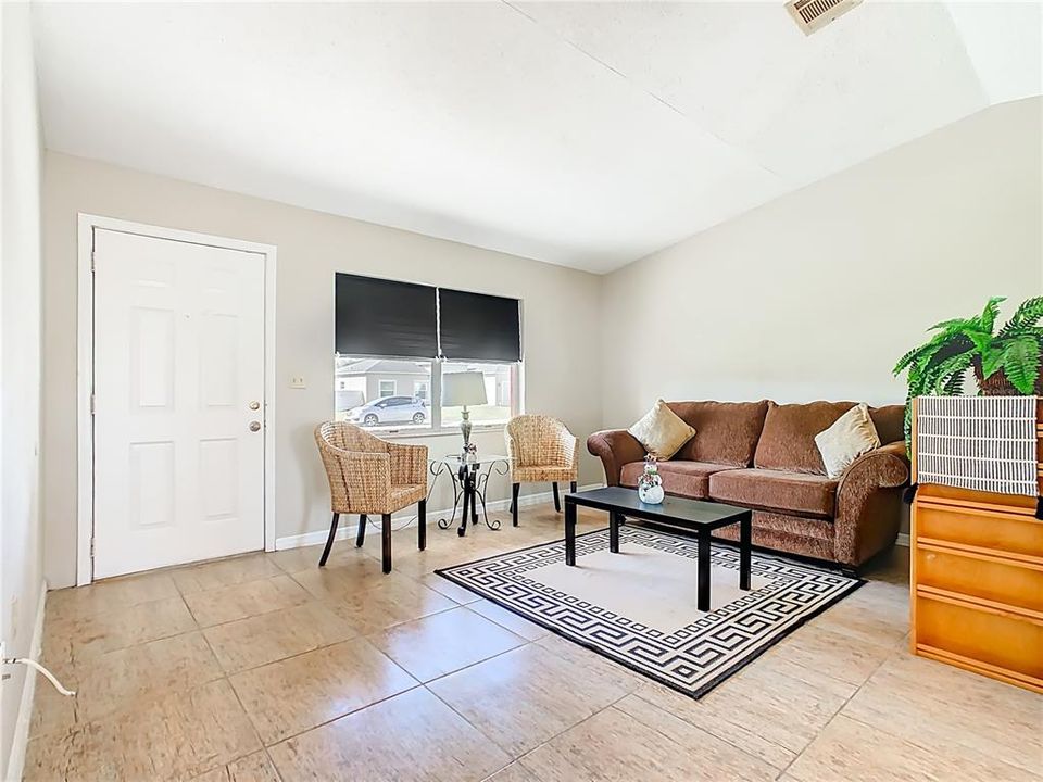 Под контрактом: $169,900 (2 спален, 1 ванн, 759 Квадратных фут)