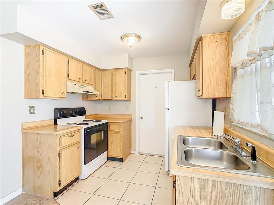 Под контрактом: $169,900 (2 спален, 1 ванн, 759 Квадратных фут)