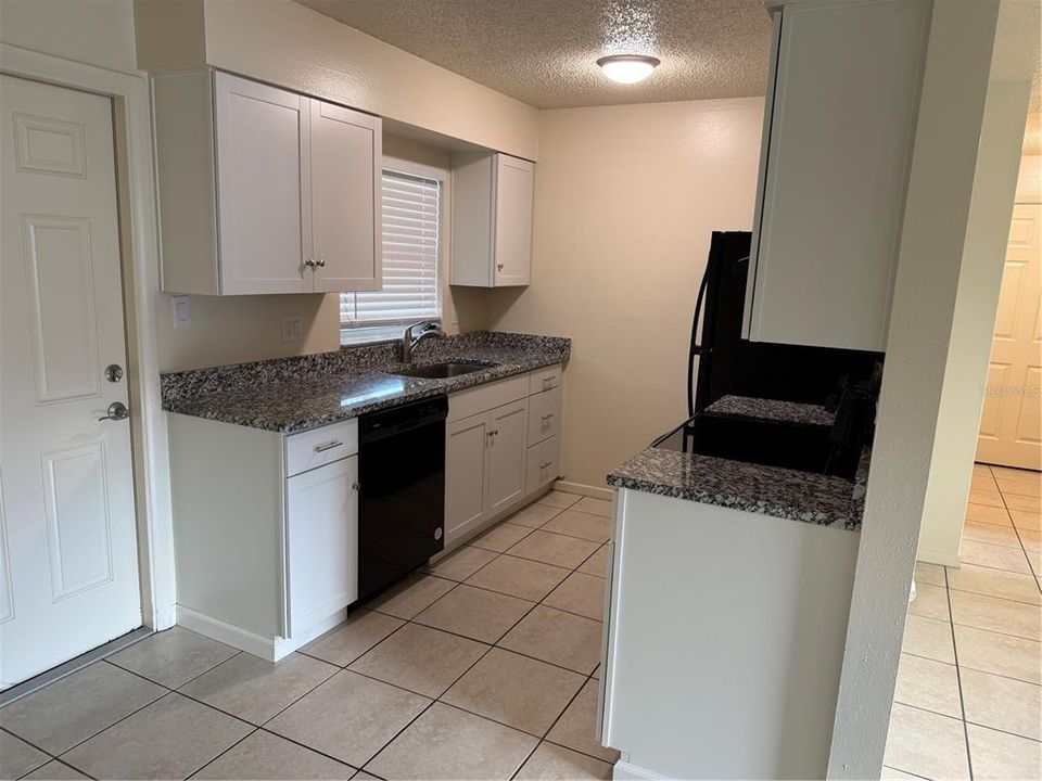 For Rent: $1,295 (2 beds, 1 baths, 900 Square Feet)