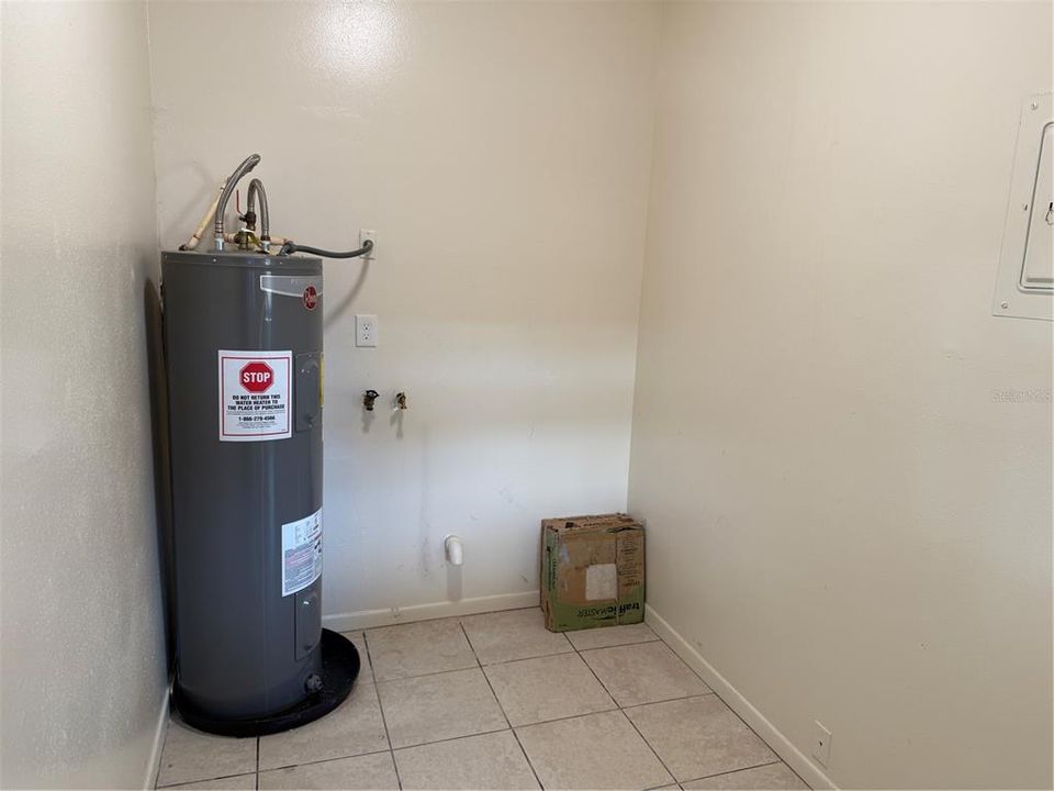 For Rent: $1,295 (2 beds, 1 baths, 900 Square Feet)