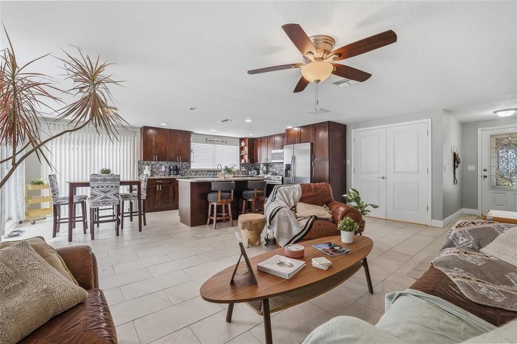 En Venta: $520,000 (5 camas, 3 baños, 1908 Pies cuadrados)