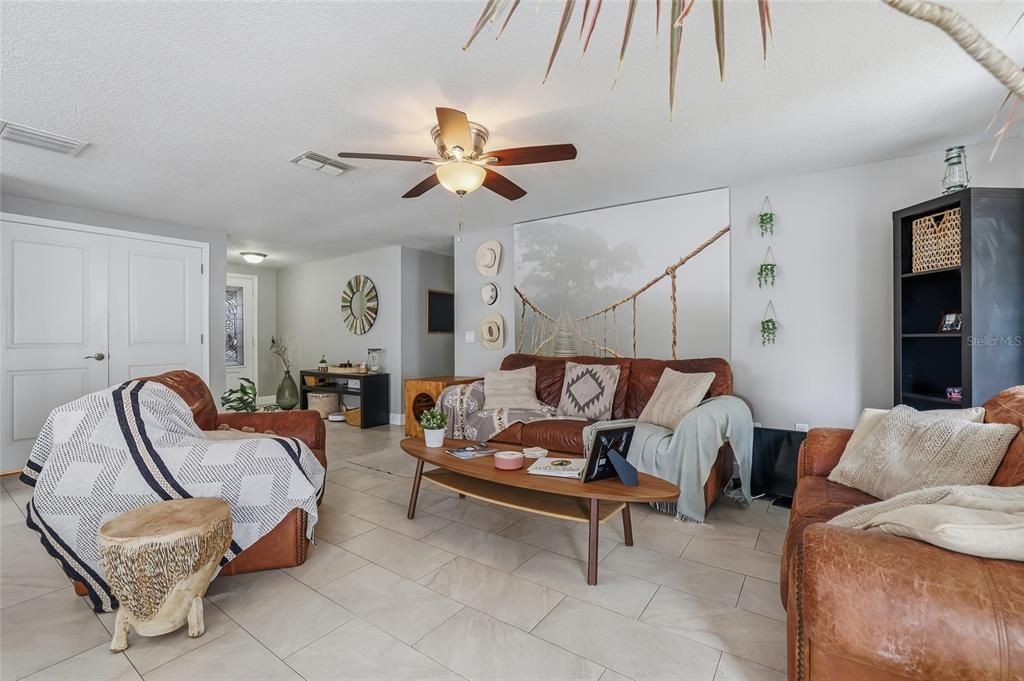 En Venta: $520,000 (5 camas, 3 baños, 1908 Pies cuadrados)