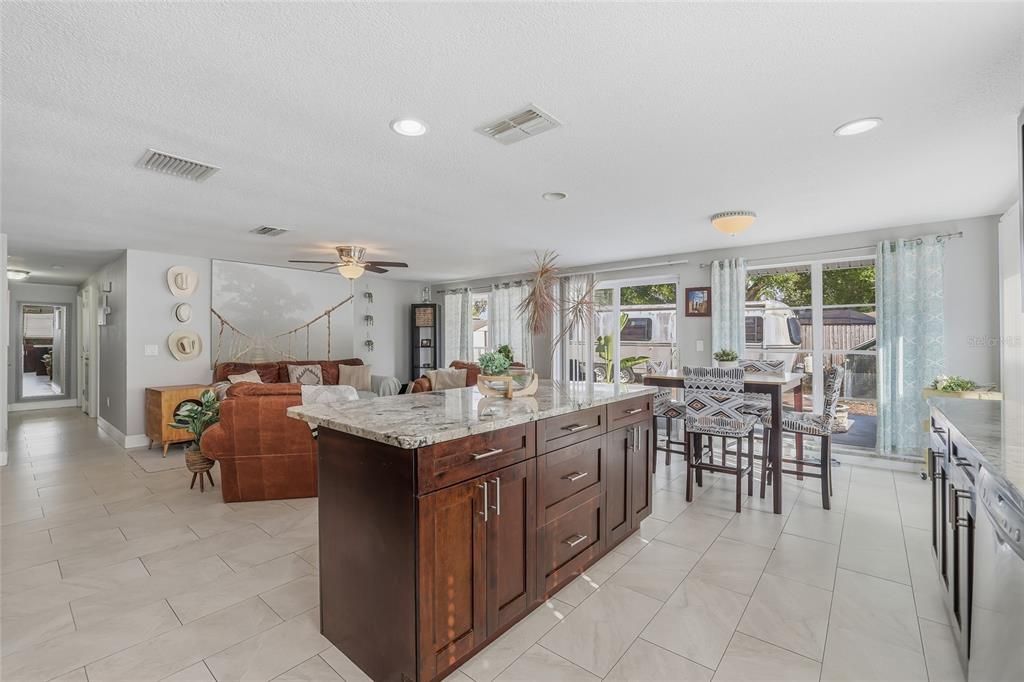 En Venta: $520,000 (5 camas, 3 baños, 1908 Pies cuadrados)