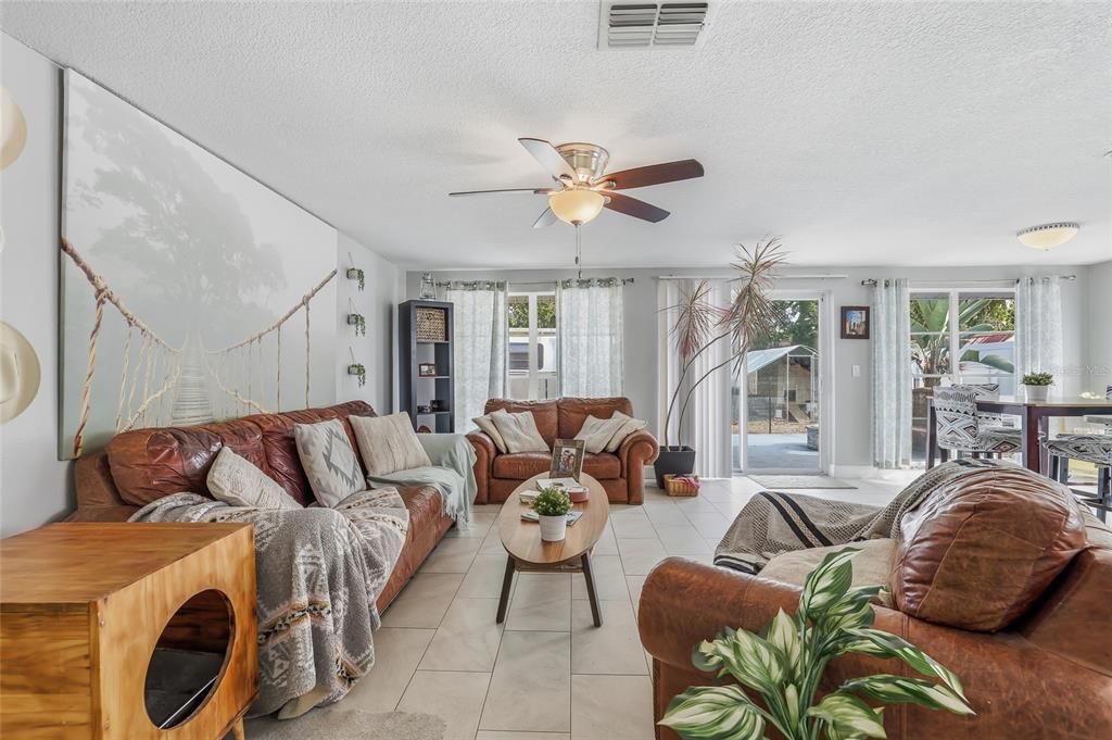 En Venta: $520,000 (5 camas, 3 baños, 1908 Pies cuadrados)