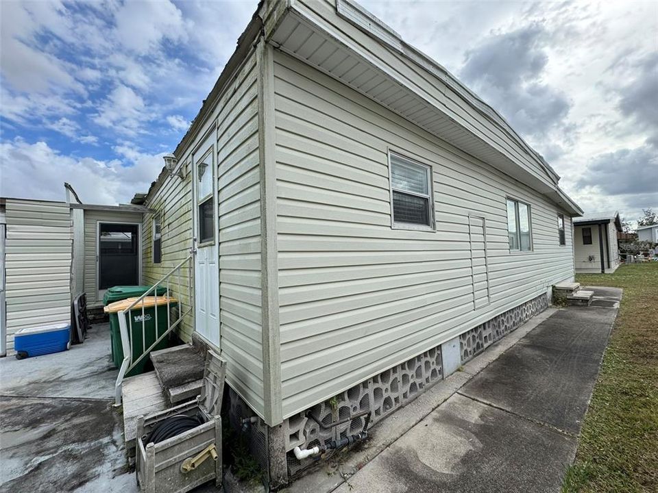 For Sale: $49,900 (2 beds, 2 baths, 864 Square Feet)