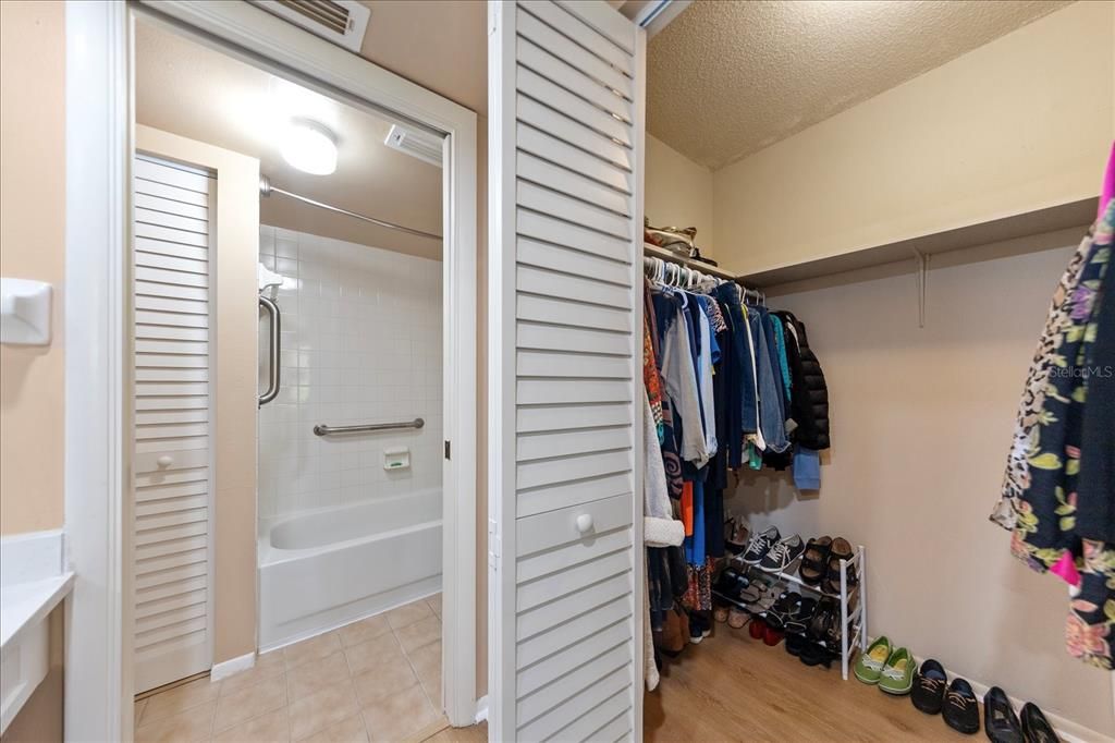 На продажу: $229,000 (1 спален, 1 ванн, 950 Квадратных фут)