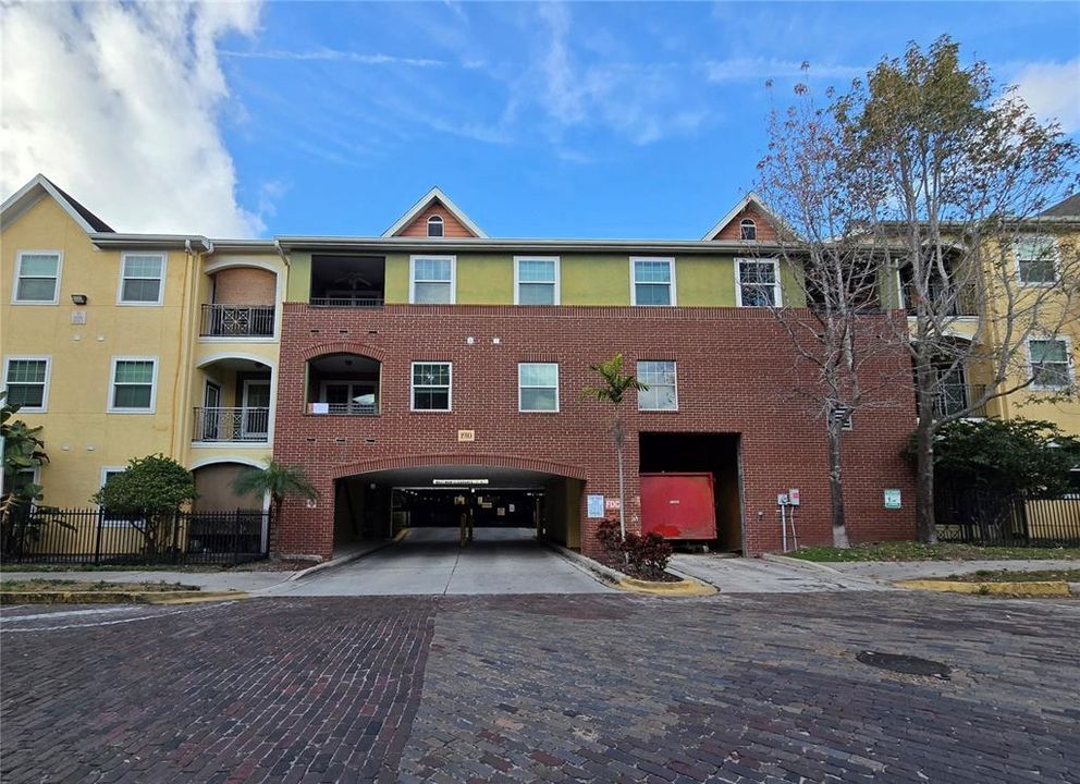 For Rent: $1,490 (1 beds, 1 baths, 672 Square Feet)