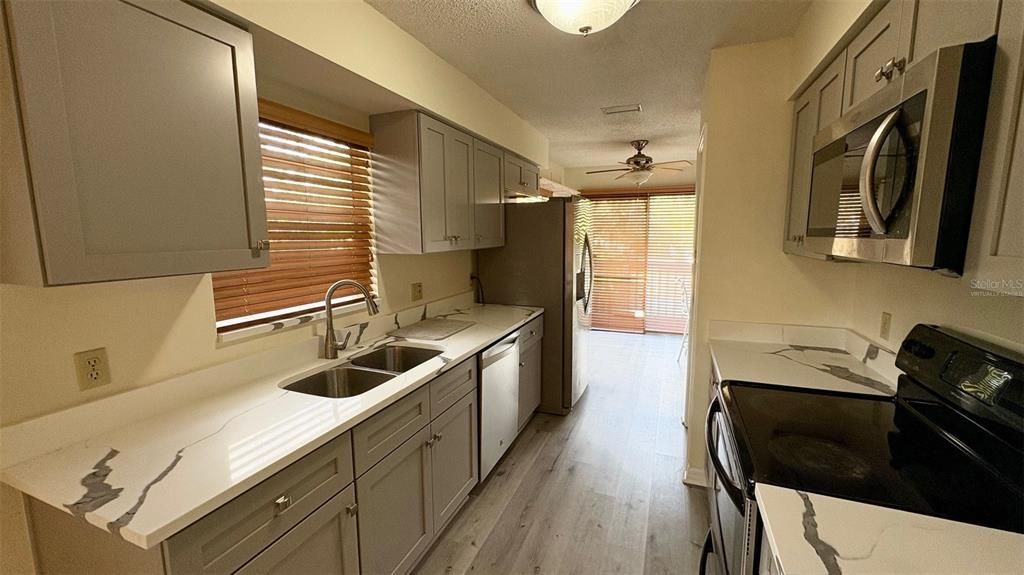 待售: $240,000 (2 贝兹, 2 浴室, 1120 平方英尺)