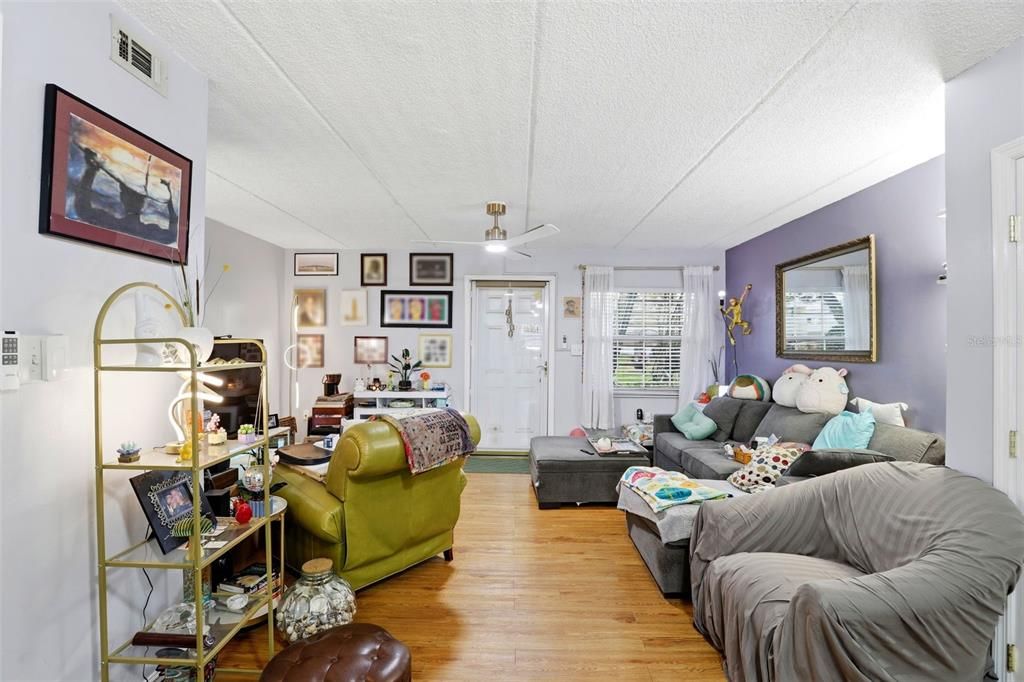 На продажу: $170,000 (2 спален, 1 ванн, 920 Квадратных фут)