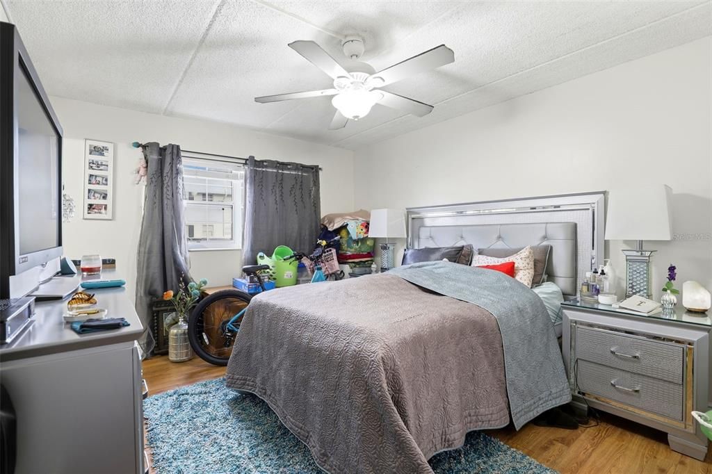 На продажу: $170,000 (2 спален, 1 ванн, 920 Квадратных фут)