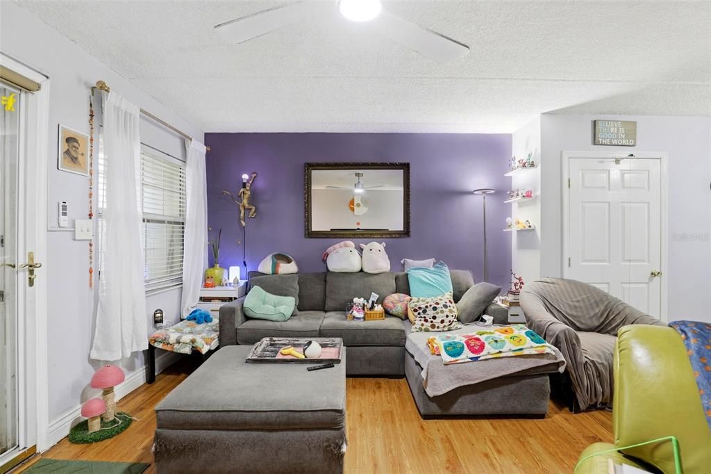 На продажу: $170,000 (2 спален, 1 ванн, 920 Квадратных фут)