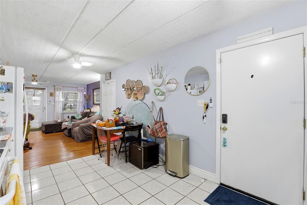 На продажу: $170,000 (2 спален, 1 ванн, 920 Квадратных фут)