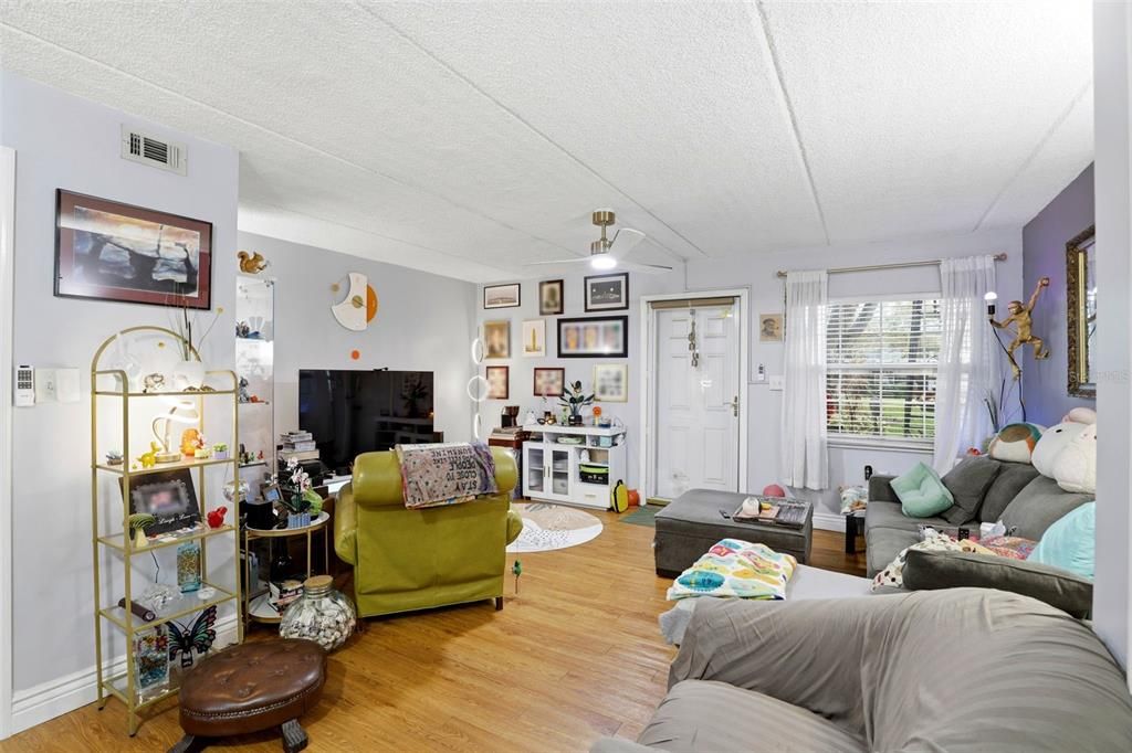 На продажу: $170,000 (2 спален, 1 ванн, 920 Квадратных фут)