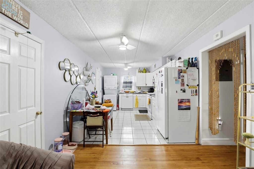 На продажу: $170,000 (2 спален, 1 ванн, 920 Квадратных фут)