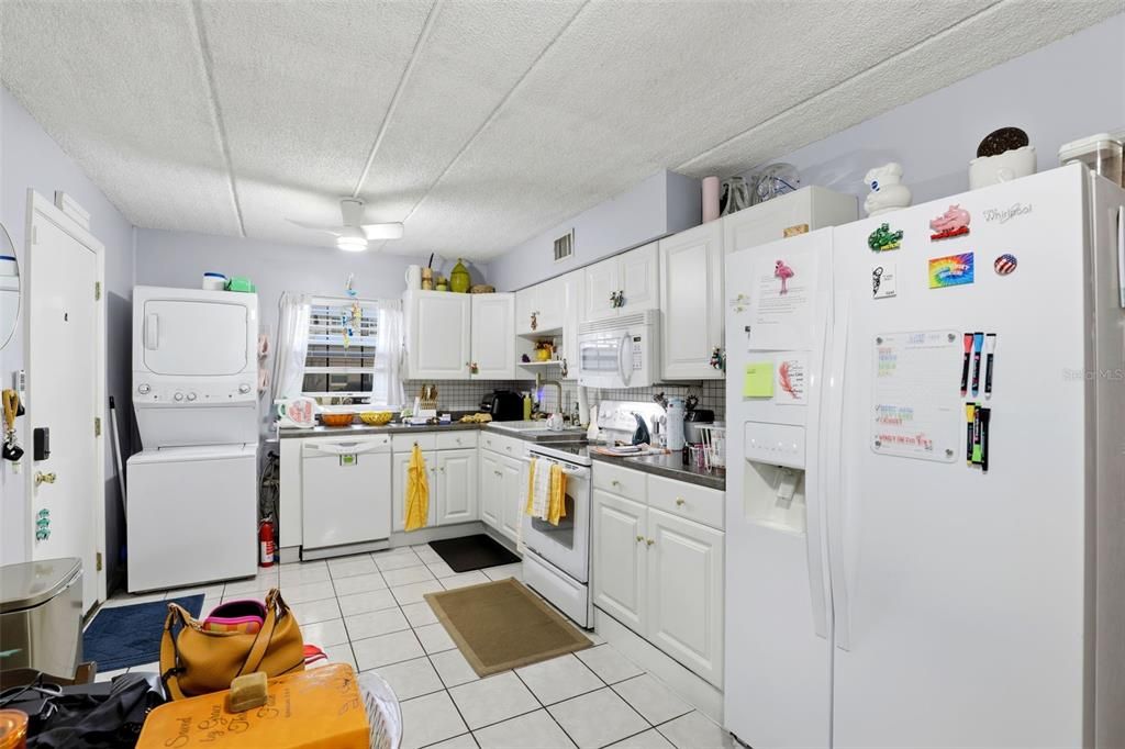 На продажу: $170,000 (2 спален, 1 ванн, 920 Квадратных фут)