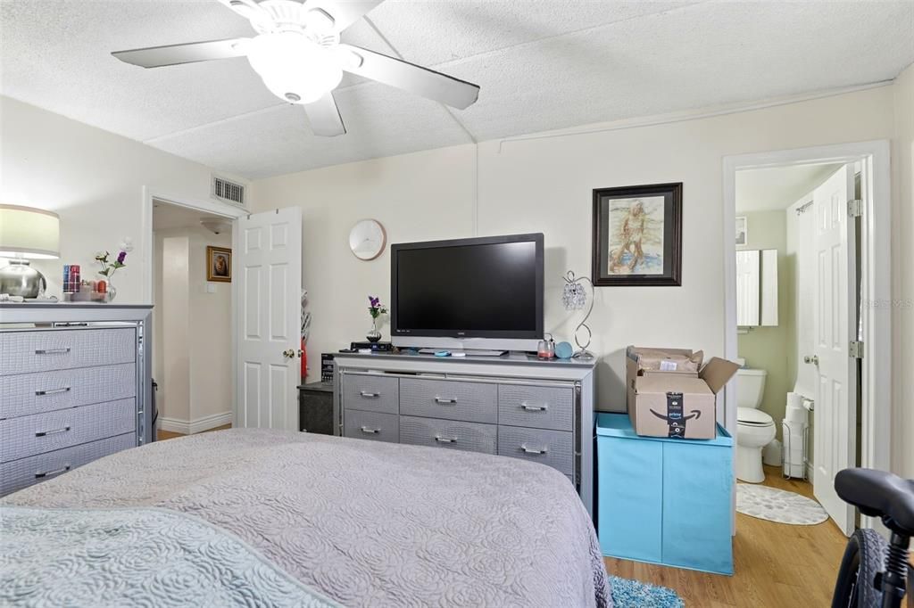 На продажу: $170,000 (2 спален, 1 ванн, 920 Квадратных фут)