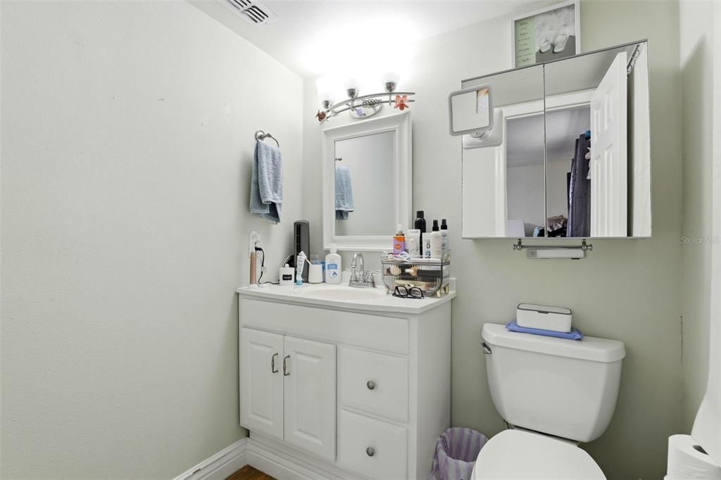 На продажу: $170,000 (2 спален, 1 ванн, 920 Квадратных фут)