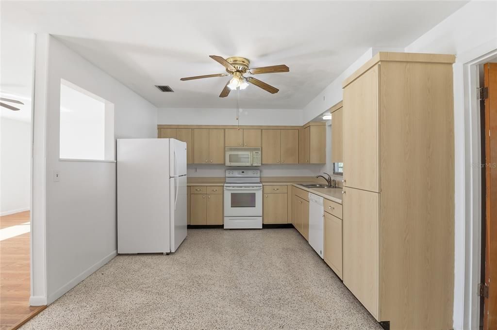 待售: $298,500 (2 贝兹, 2 浴室, 1400 平方英尺)