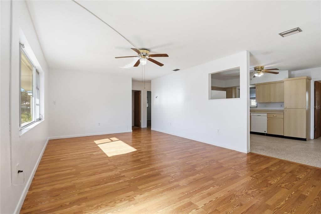 待售: $298,500 (2 贝兹, 2 浴室, 1400 平方英尺)