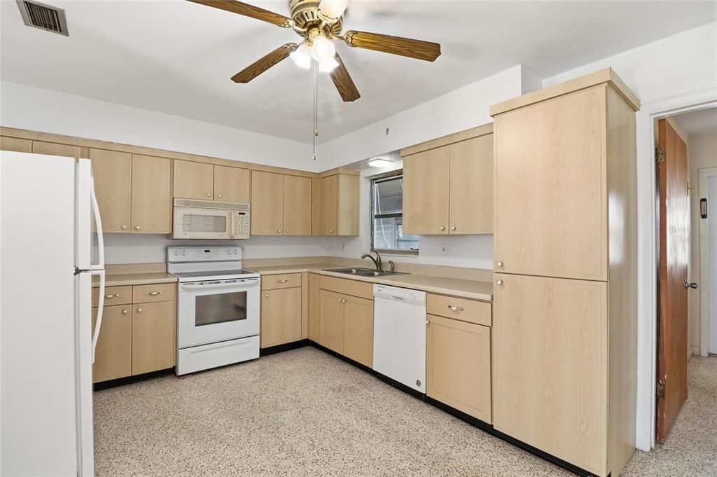 待售: $298,500 (2 贝兹, 2 浴室, 1400 平方英尺)