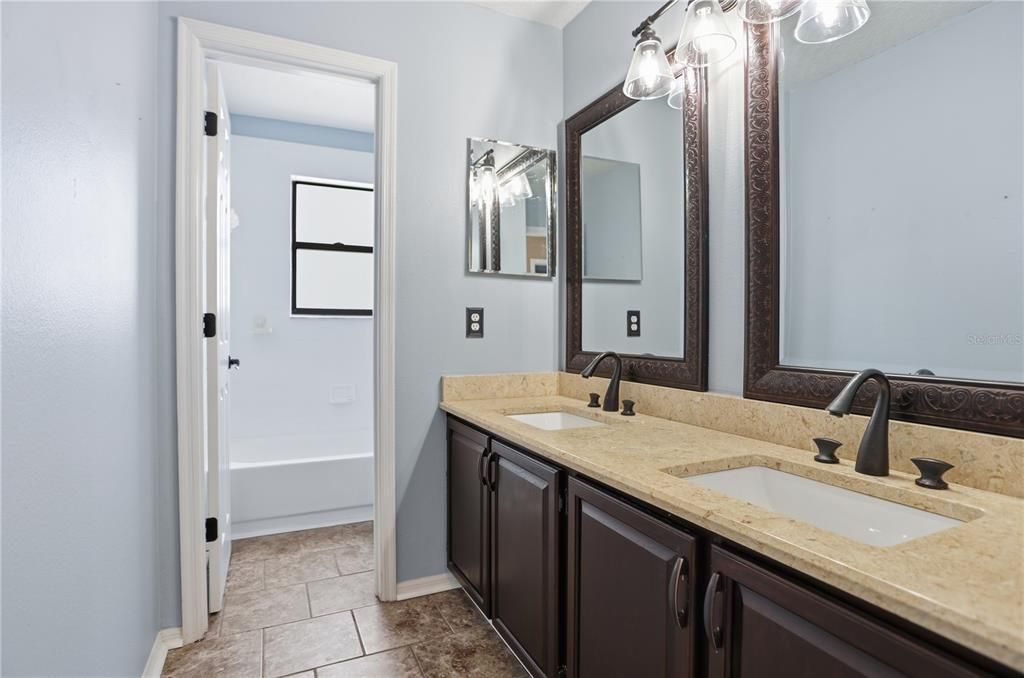 En Venta: $649,000 (4 camas, 3 baños, 2537 Pies cuadrados)