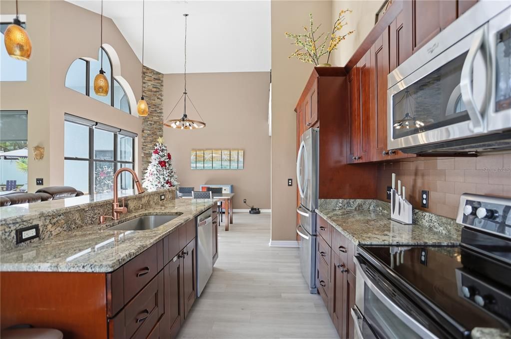 En Venta: $649,000 (4 camas, 3 baños, 2537 Pies cuadrados)