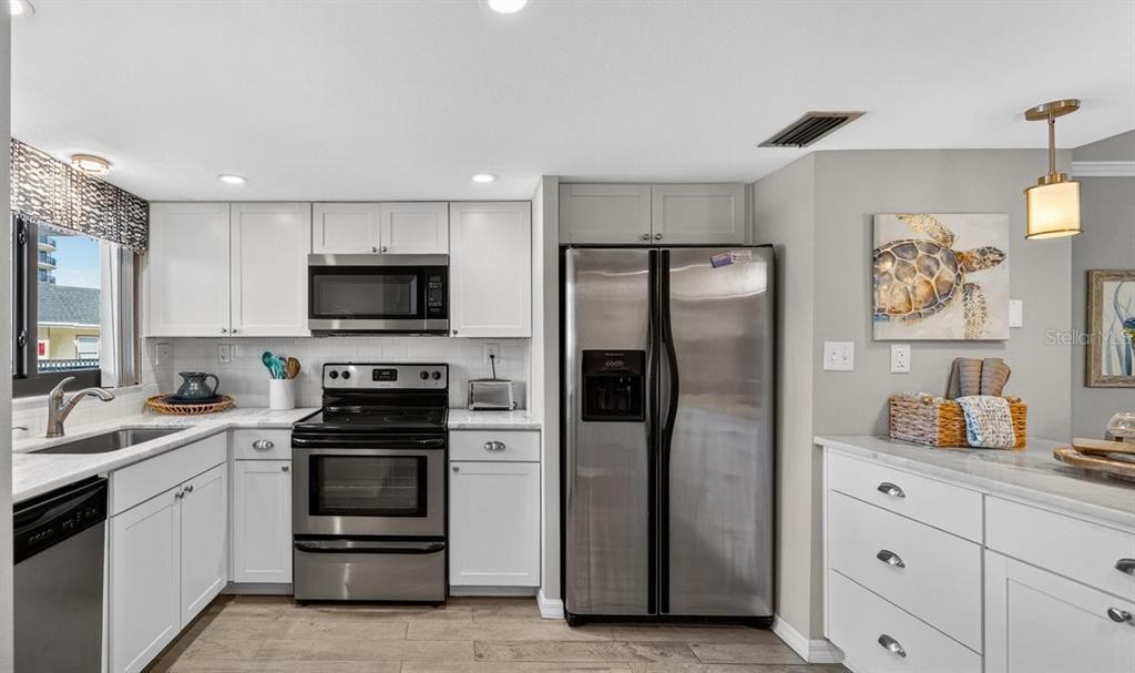 For Sale: $449,900 (2 beds, 2 baths, 1013 Square Feet)