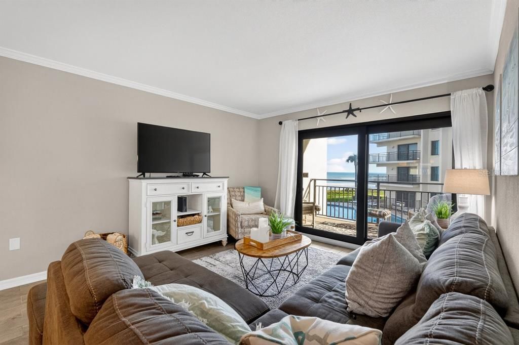 For Sale: $449,900 (2 beds, 2 baths, 1013 Square Feet)