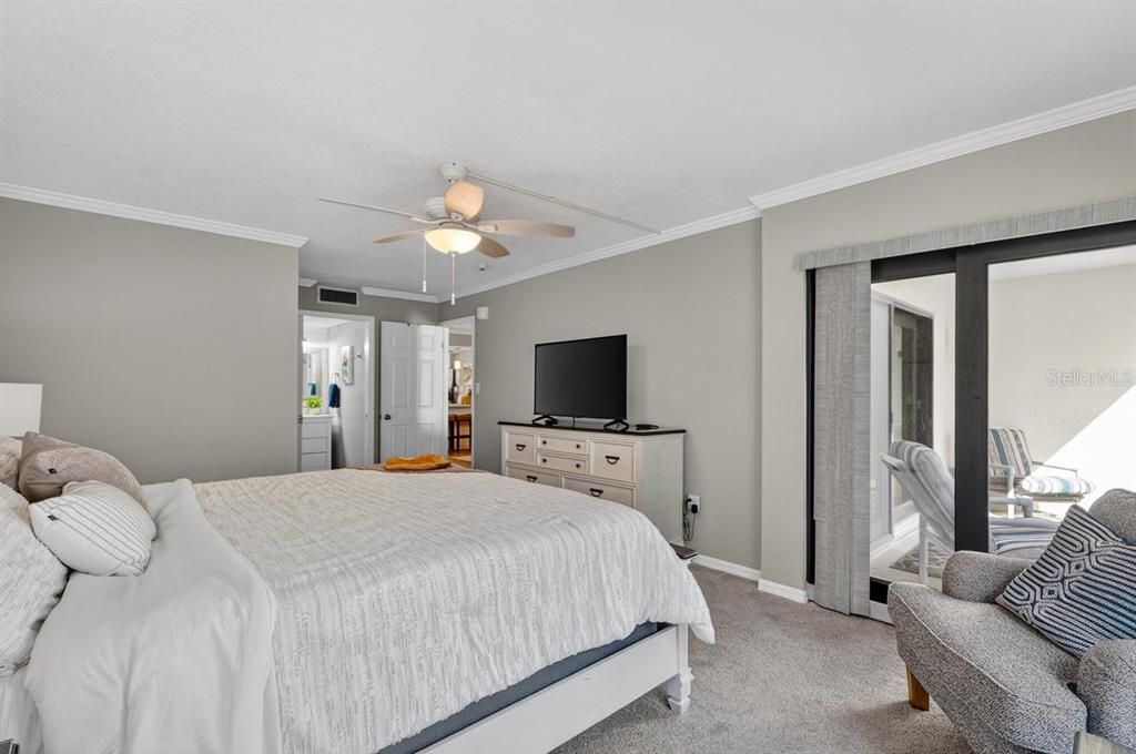 For Sale: $449,900 (2 beds, 2 baths, 1013 Square Feet)