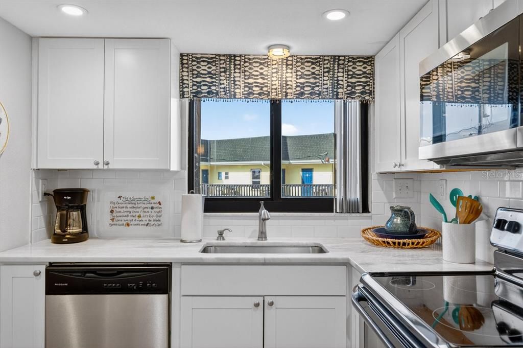 For Sale: $449,900 (2 beds, 2 baths, 1013 Square Feet)