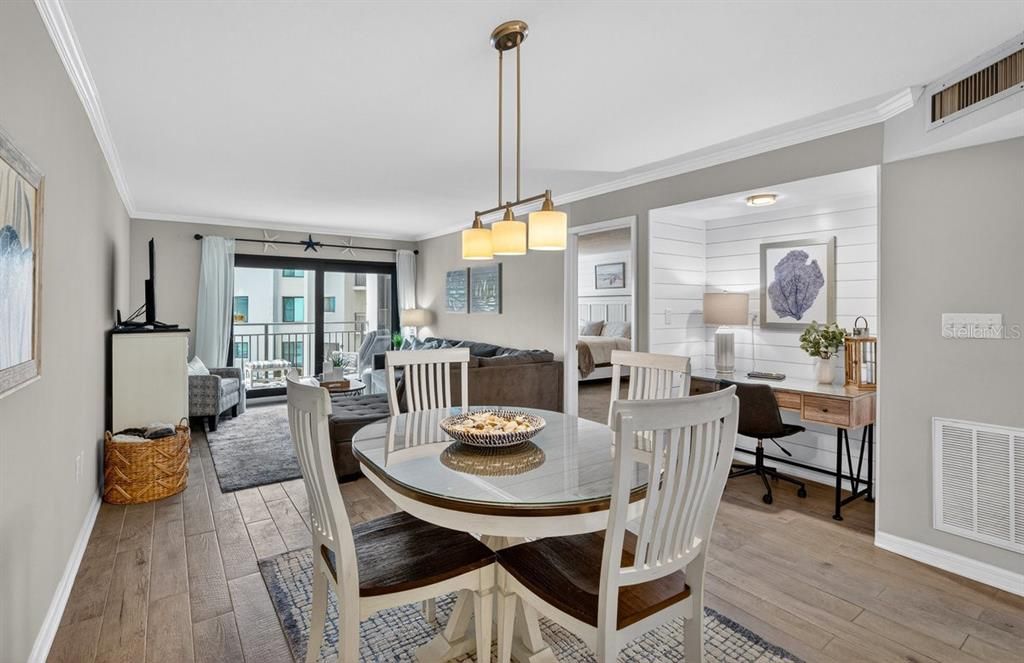 For Sale: $449,900 (2 beds, 2 baths, 1013 Square Feet)