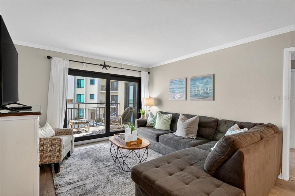 For Sale: $449,900 (2 beds, 2 baths, 1013 Square Feet)