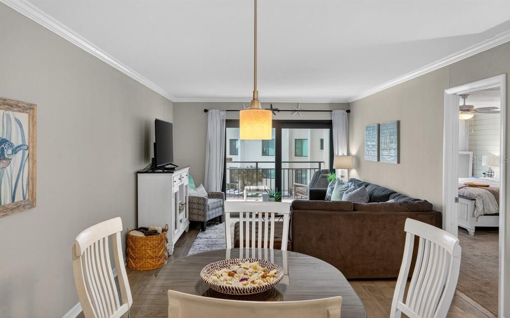 For Sale: $449,900 (2 beds, 2 baths, 1013 Square Feet)