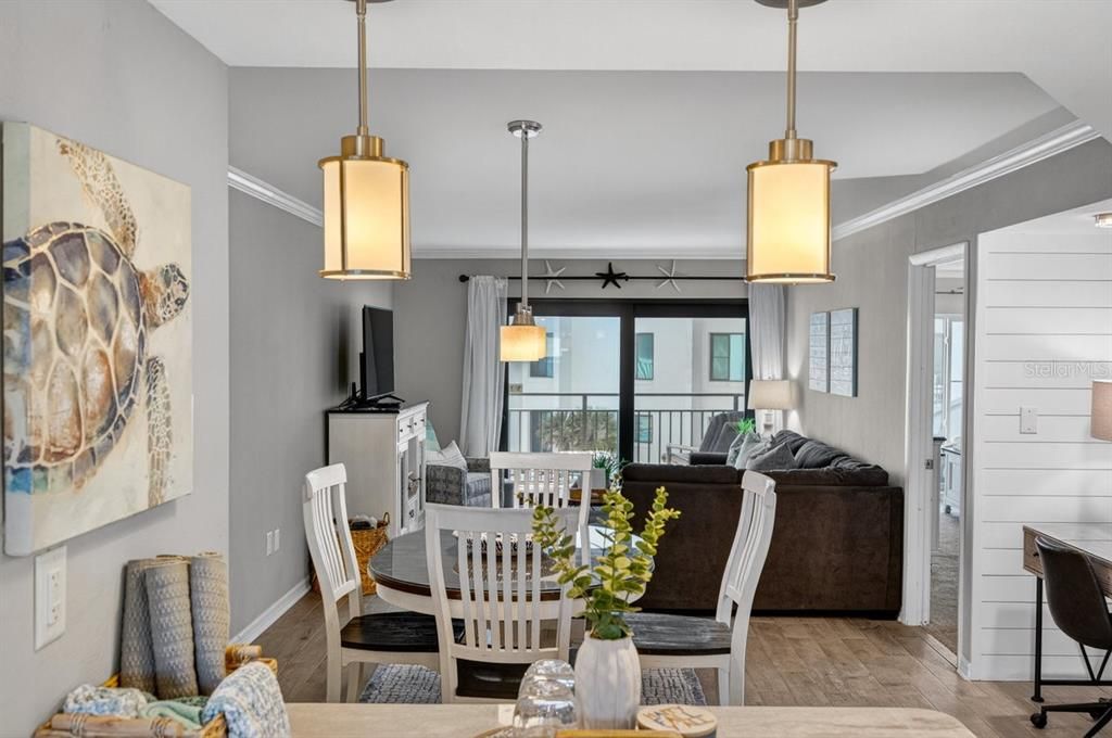 For Sale: $449,900 (2 beds, 2 baths, 1013 Square Feet)